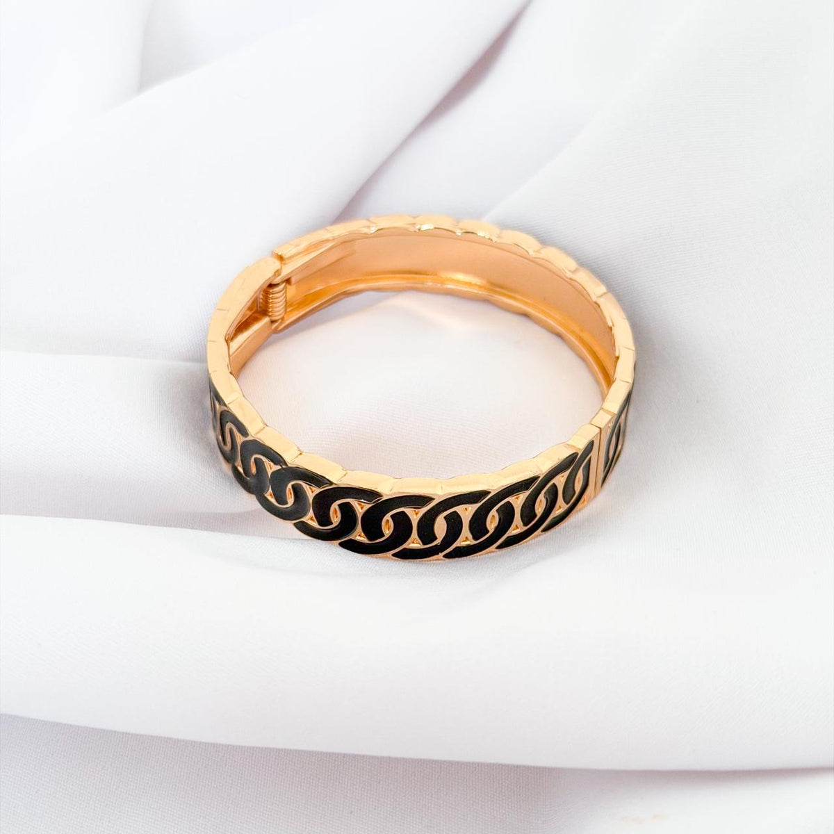 Bracelete Lumyara Dourado com Esmaltação Preta
